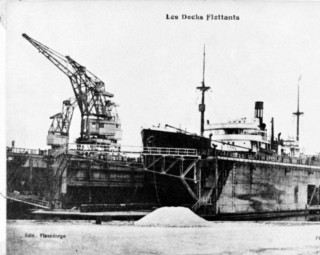 Les docks flottants.- Carte postale, ed. Fleurdorge, vers 1930 (Coll. Part).