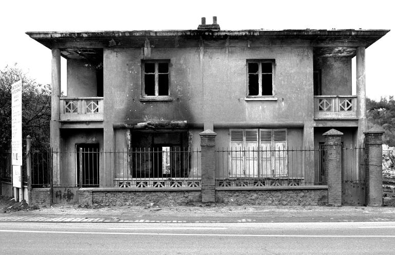 Maisons jumelées de contremaîtres, élévations extérieures est sur rue, vue générale.