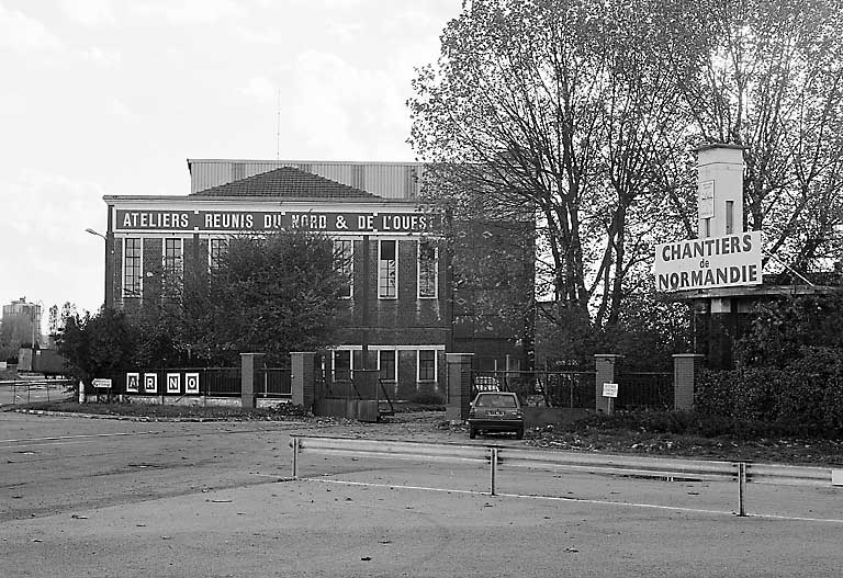 Entrée principale de l'usine, vue générale.