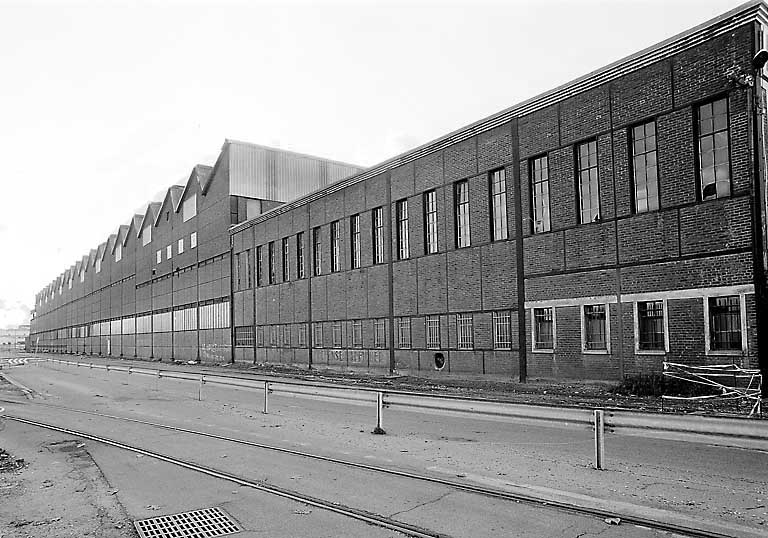 Atelier de tôlerie et grand atelier de chaudronnerie, élévations extérieures Est sur rue.