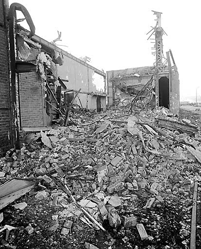 Entrée de l'usine et poste de garde, vue générale.