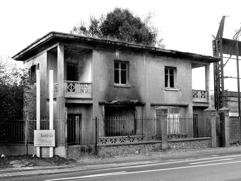 Maisons jumelées de contremaîtres, élévations extérieures est sur rue, vue générale.