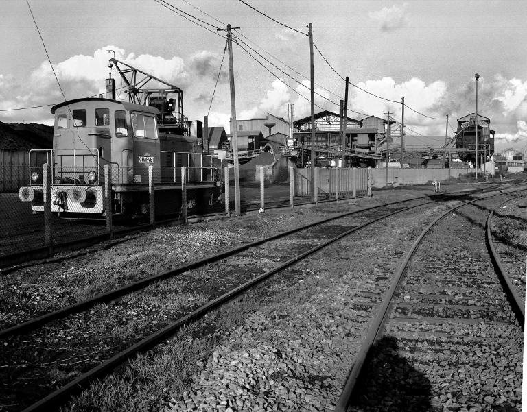 Desserte ferroviaire au premier plan, infrastructures de tri et de concassage à l'arrière plan.