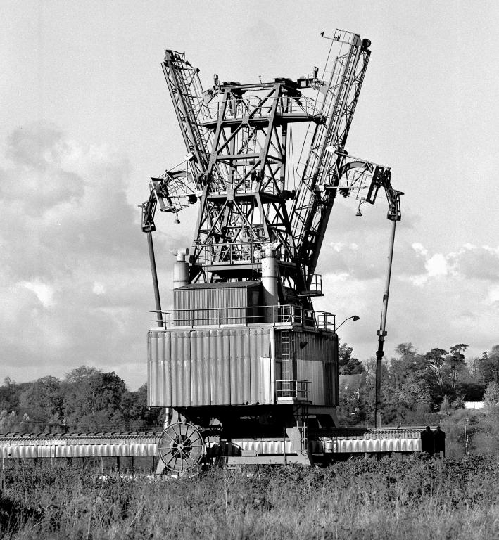 Grue de déchargement et transporteur à bande.