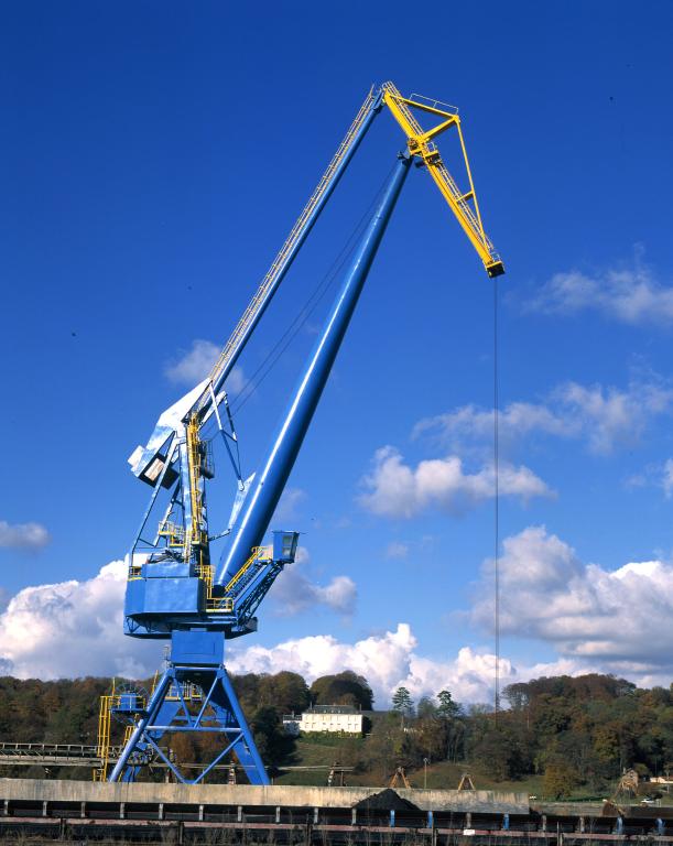 Grue de déchargement et transporteur à bande.