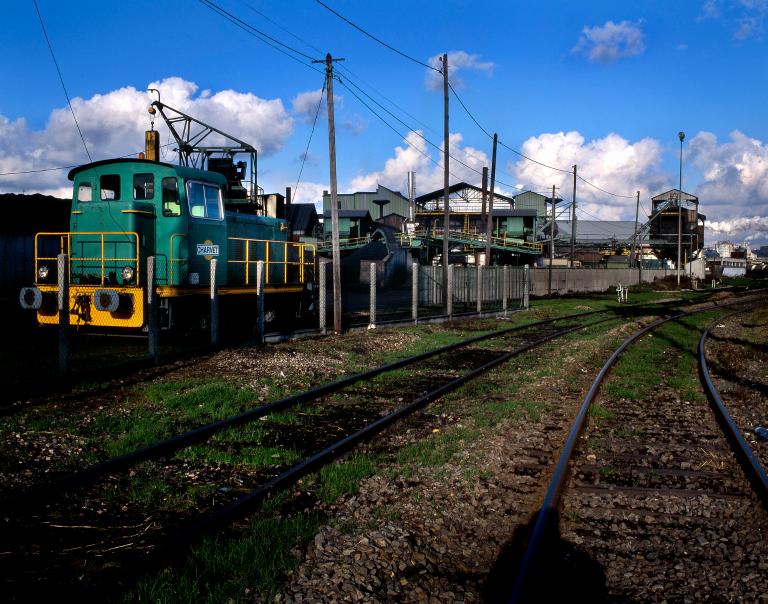 Desserte ferroviaire au premier plan, infrastructures de tri et de concassage à l'arrière plan.