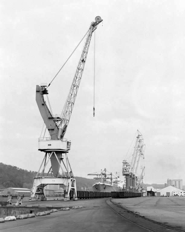 Installations de déchargement, grues et wagonnets, vue générale.