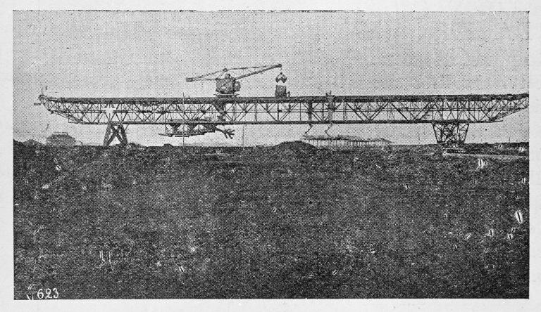Portique avec grue.- Photographie, tirée de : L'iilustration économique, 1923 (A.M. Le Havre).