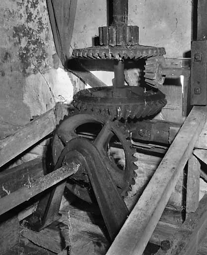Premier étage, vue intérieure, arbres de transmission de l'énergie munis de roues dentées.