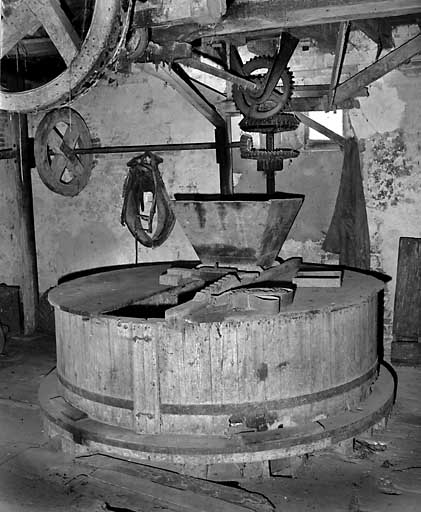 Premier étage, vue intérieure, meule.