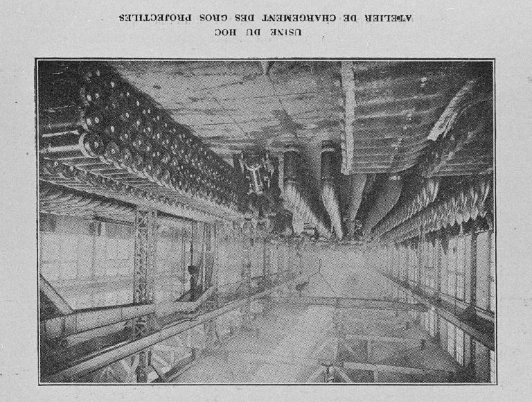Usine du Hoc, atelier de chargement des gros projectiles.- Photographie ancienne, vers 1920, tirée de : L'illustration économique, 1923 (BM Rouen).