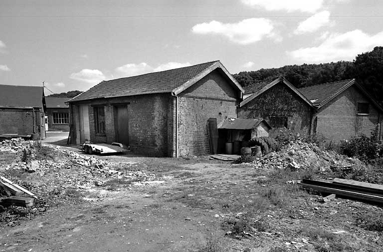 Atelier de fabrication, vue générale depuis la cour.