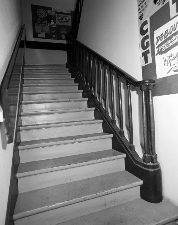 Logement du directeur, escalier de distribution intérieure.