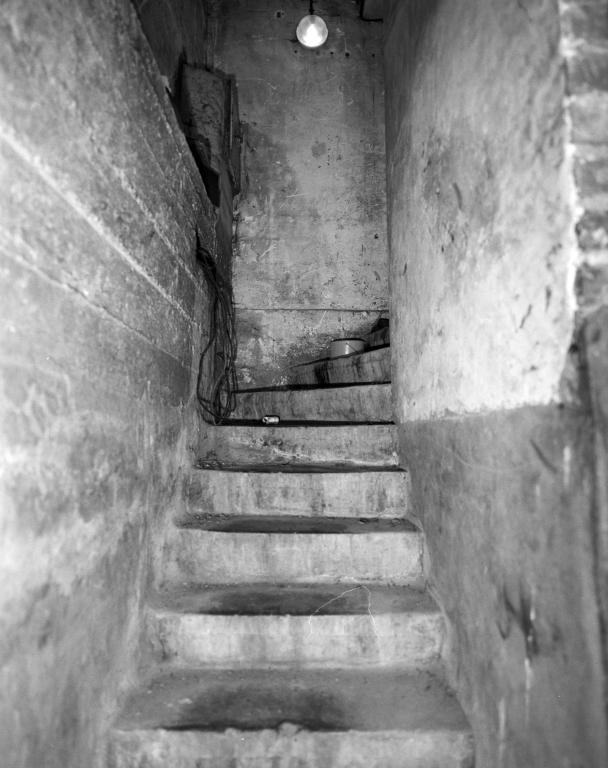 Logement patronal , vue intérieure, cave, escalier, détail.