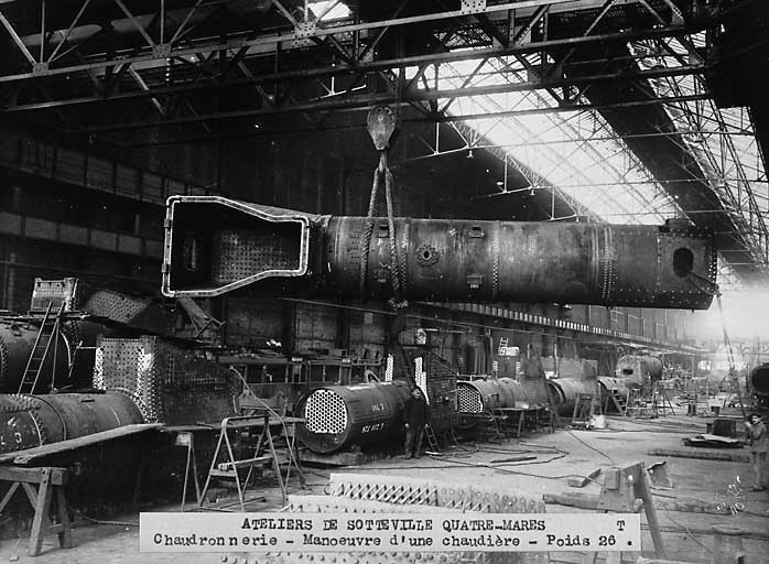 Bâtiment principal, vue intérieure, manoeuvre d'une chaudière.
