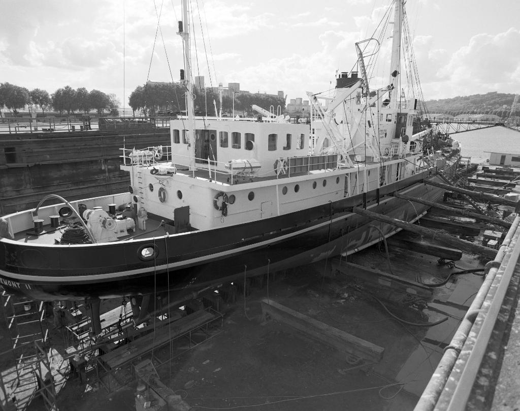 Le baliseur "Quinette de Rochemont 2" sur le dock flottant.