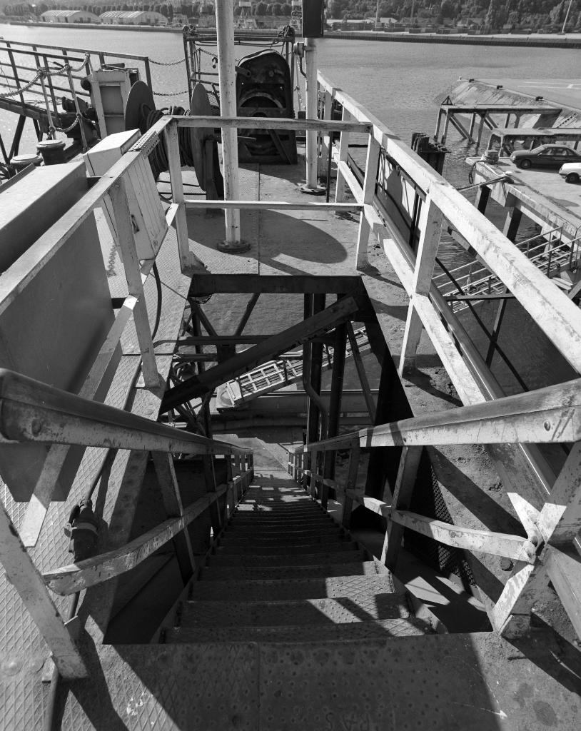 Escalier de proue du bajoyer tribord.