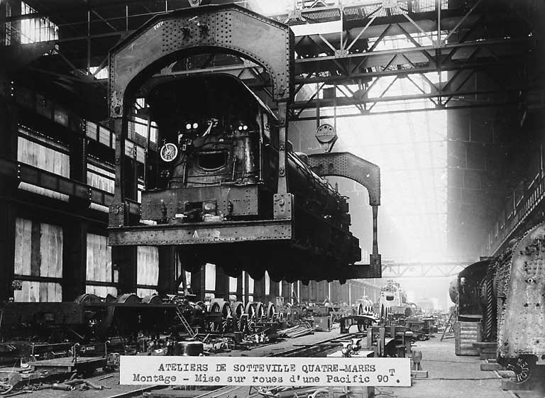 Bâtiment principal, atelier de montage, mise sur roue d'une pacific.