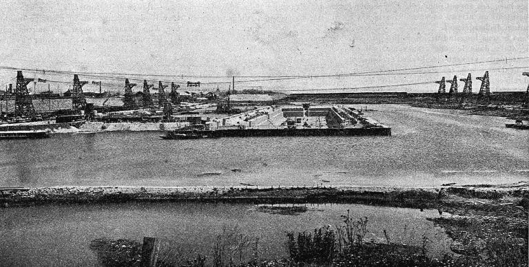 La grande forme de radoub du port du Havre, vue du chantier et des téléporteurs qui le desservent.- Photographie, tirée de Génie civil, avril 1924 (B.M. Le Havre).