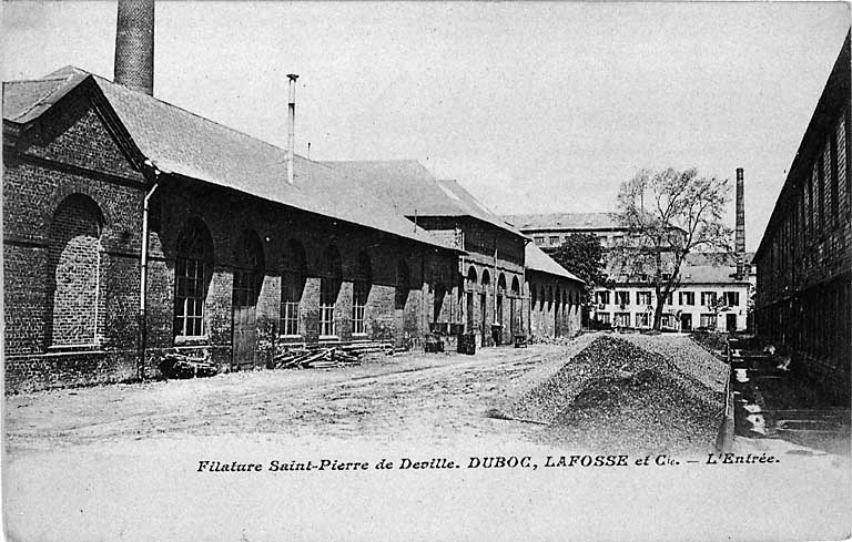 Vue générale de l'usine depuis la cour.