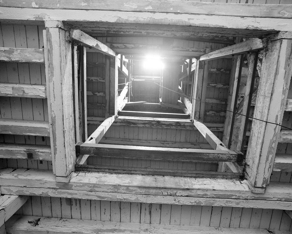 Cour E, détail d'une trappe d'accès aux étages du magasin.