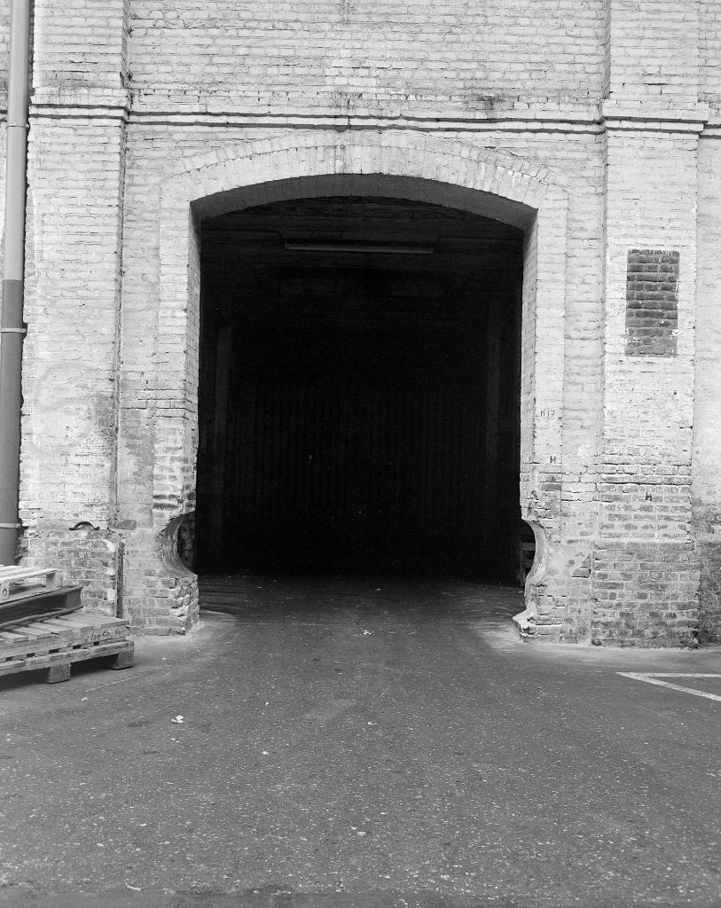 Cour E, porte H.