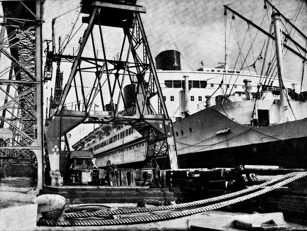 Bassin avec un transatlantique amarré.- Carte postale, vers 1935 (AD Seine-Maritime).