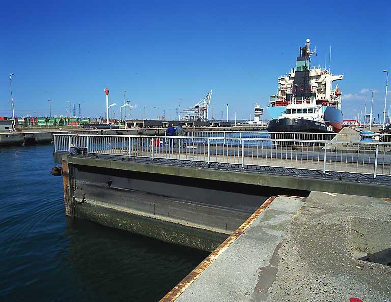 Pont coulisssant en cours de fermeture.