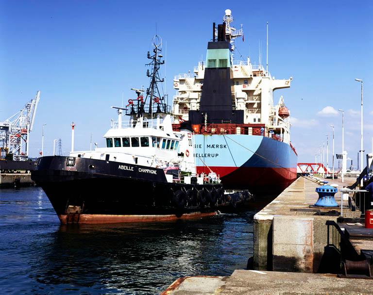 Le remorqueur Abeille Champagne et le Jessie Maersk.