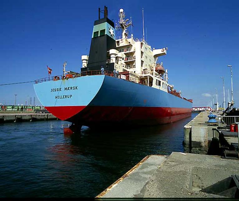 Le navire Jessie Maersk dans l'écluse.