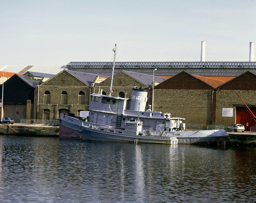 Elévation extérieure nord sur le bassin Vauban, avec le bateau USST488 amarré à quai.