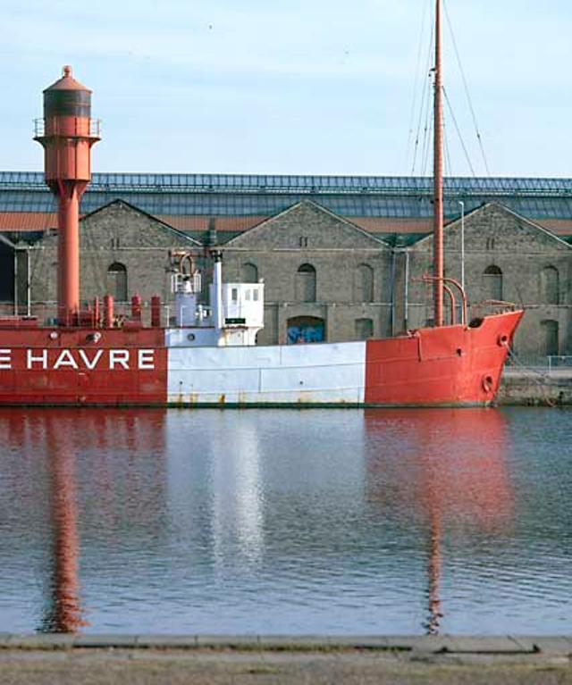 Elévation extérieure nord sur le bassin Vauban, avec le bateau à feu amarré à quai.