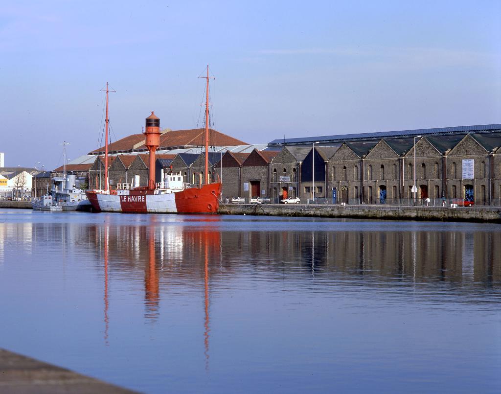 Elévation extérieure nord sur le bassin Vauban, avec le bateau à feu amarré à quai.