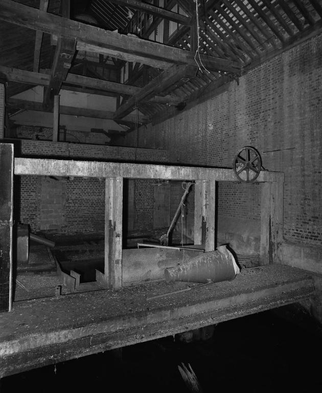 Bâtiment de la turbine (bâtiment 9 du plan de 1940 par Mauge), vue intérieure (état en 1998).