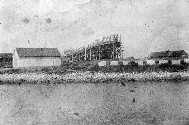 Construction d'une coque.- Photographie, vers 1900 (Musées historiques du Havre).