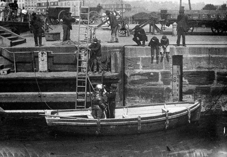 Scaphandrier à l'écluse Vauban.- Photographie, vers 1900 (Musée de l'Ancien Havre).