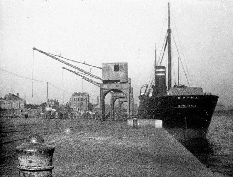 Déchargement de charbon au bassin Vauban, grues électriques.- Photographie, vers 1900 (Musée de l'Ancien Havre). ; Déchargement de charbon au bassin Vauban, grues électriques Caillard.- Photographie (plaque de verre), vers 1900 (Musées historiques du Havre).
