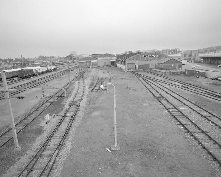 Emprise ferroviaire vue de l'autopont. à droite, hangars en béton de la gare de marchandise.