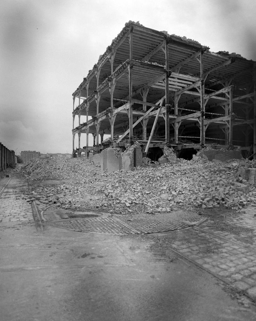 Grand Magasin nord-est, en cours de destruction.- Photographie, s.d. (Grand port maritime du Havre).