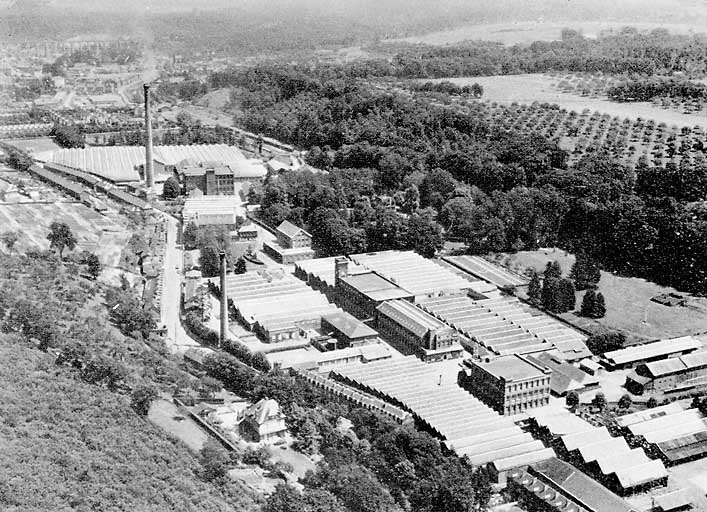Vue générale aérienne de l'usine prise de l'ouest.