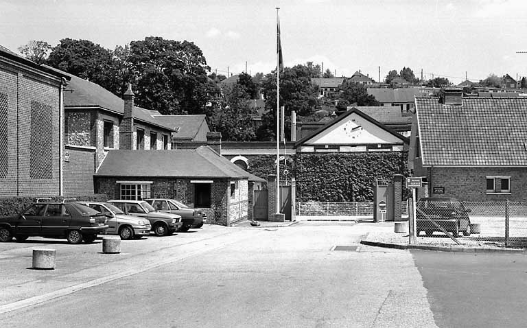 Entrée de l'usine, vue générale prise de l'ouest.