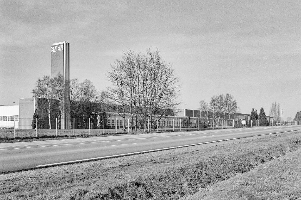 Vue générale de l'usine depuis la route.