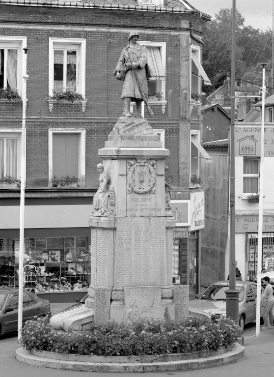 Vue d'ensemble du monument en 1999, face principale avant restauration.