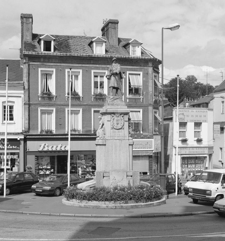Vue d'ensemble de la place en 1999, avant restauration du monument.