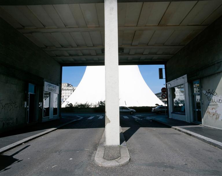 Le Volcan vu du passage de la rue d'Estimauville.
