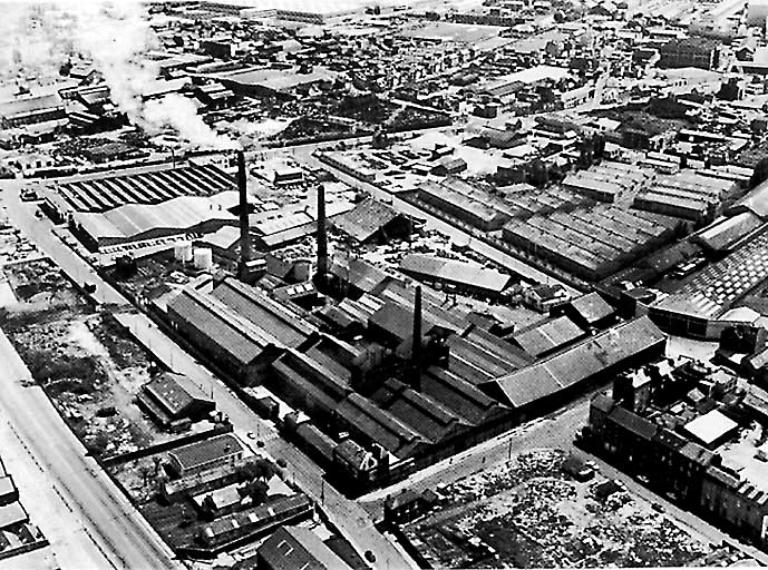 Vue aérienne de l'usine.- Photographie, vers 1950 tirée de Cent ans d'histoire du Nickel au Havre/Jean-Paul Portelette. Luneray, 1991 (BM Le Havre).