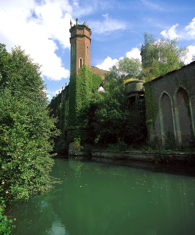 Vue générale du pignon ouest de la grande filature depuis le canal d'amenée.
