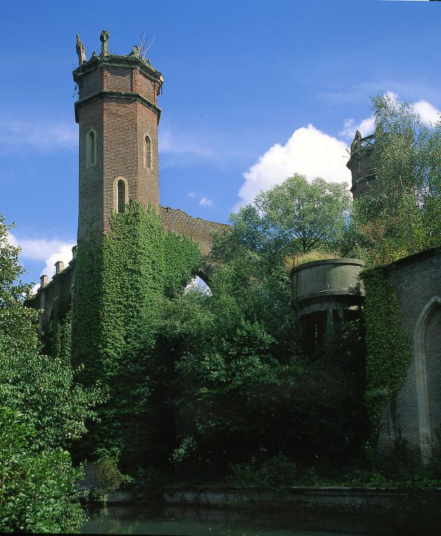 Vue générale du pignon ouest de la grande filature depuis le canal d'amenée.