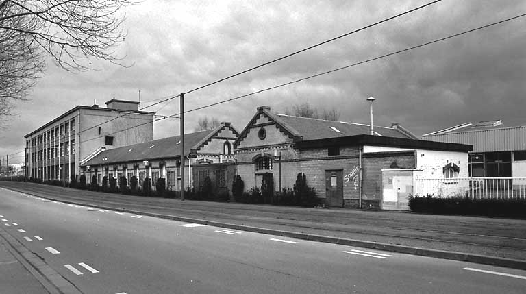 Ateliers de fabrication et bureaux, vue générale prise de la rue.