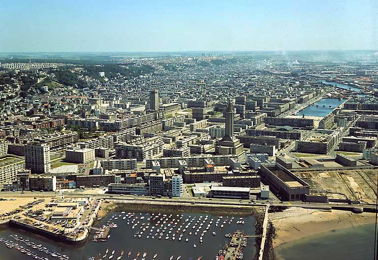 Vue aérienne du Havre prise de l'Ouest [en bas à droite l'atelier de Vitale en cours de construction].- Photographie, par Roger Henrard, vers 1950 (Musées historiques du Havre).